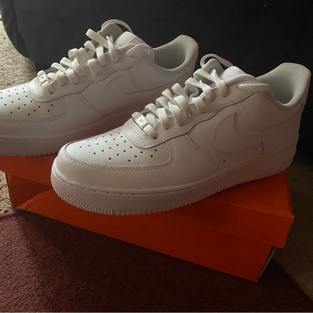 White Nike Men’s Air Force 1 - Picture 2 of 6
